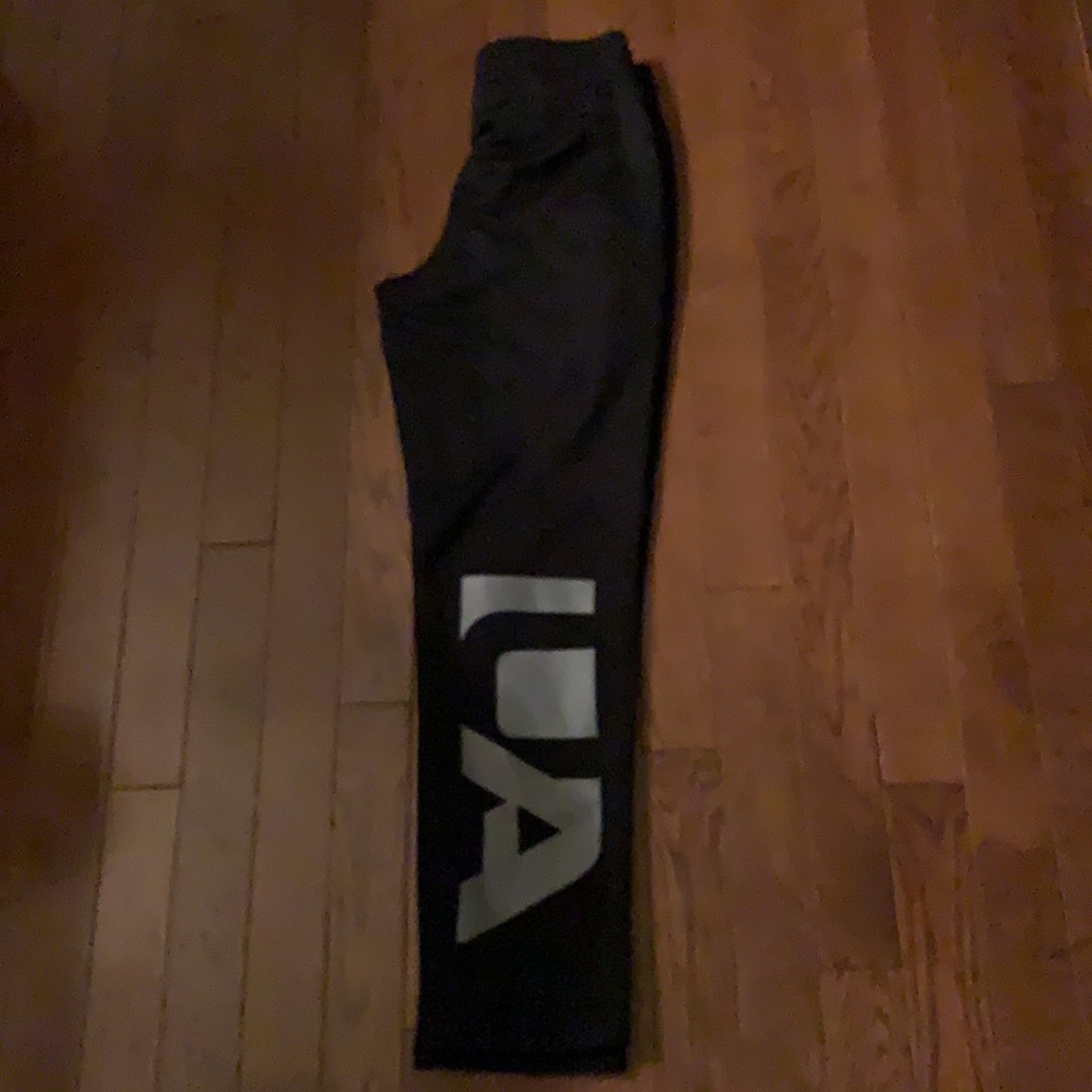 UNDER ARMOUR black joggers with gray leg detail.